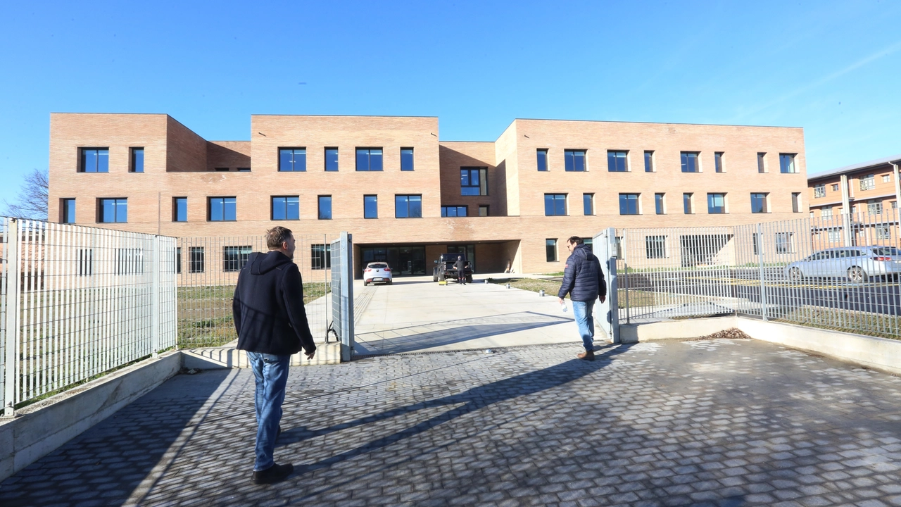 L’ingresso del nuovo liceo Montale costruito nel cuore del Villaggio scolastico di Pontedera. Martedì aprirà per la prima volta le sue porte