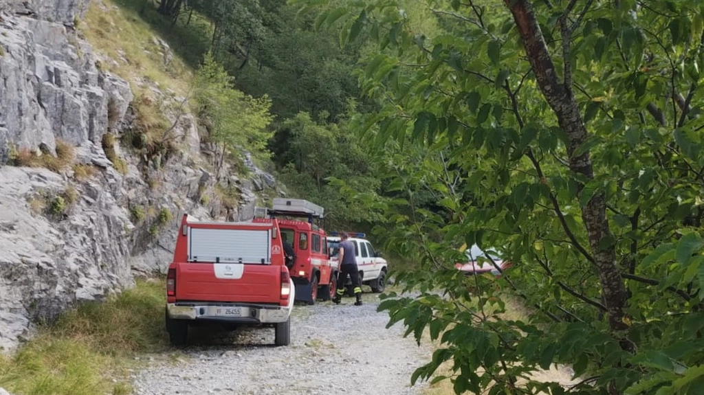 I vigili del fuoco impegnati nelle ricerche della donna in difficoltà nei boschi della Garfagnana (Foto Vigili del fuoco)