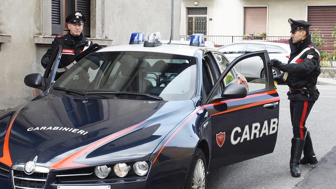 Maltratta la moglie davanti ai figli. In frantumi il parabrezza dell’auto