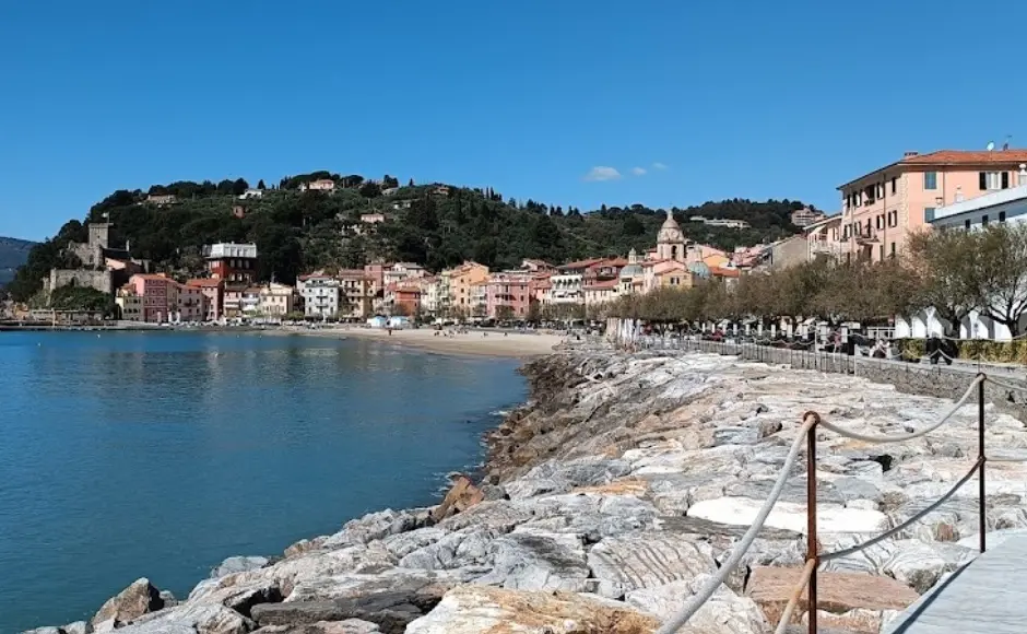 San Terenzo: lavori nell'area della passeggiata intorno a largo Pertini