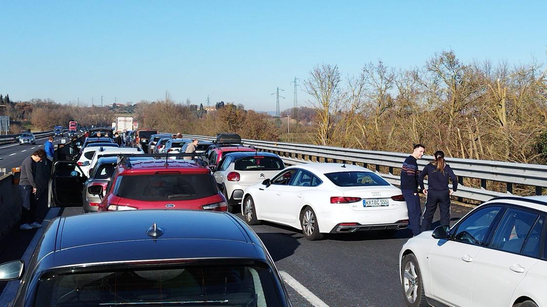 Incidente in A1, lunghe code nel tratto aretino. Automobilisti in strada