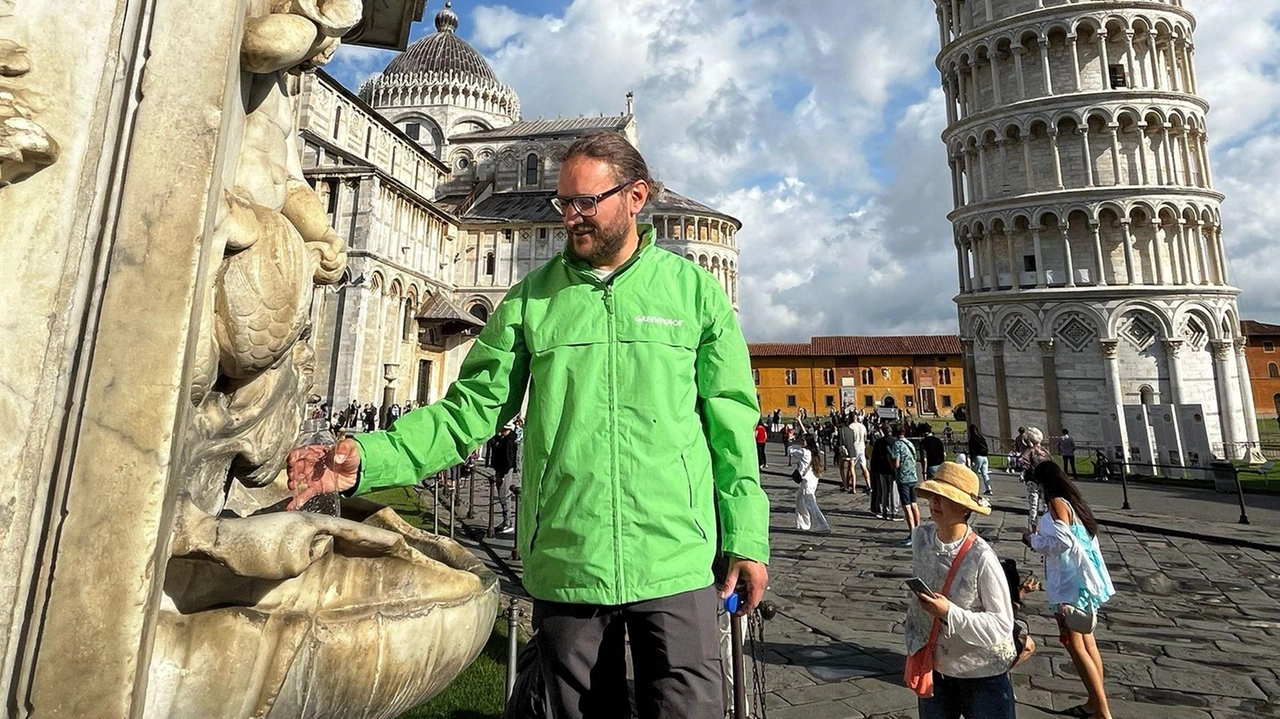 Giuseppe Ungherese di Greenpeace mentre effettua alcuni campionamenti dell’acqua pubblica dalle fontanelle nel centro storico di Pisa