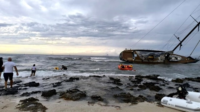 Una delle imbarcazioni che la tempesta ha scagliato con violenza contro la scogliera sull’isola di Formentera