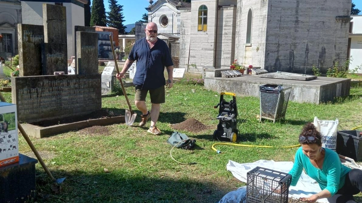 I volontari dell’associazione culturale cittadina al lavoro all’interno del cimitero comunale di via Falcinello per recuperare il monumento progettato dall’architetto Gianfranco Damiano