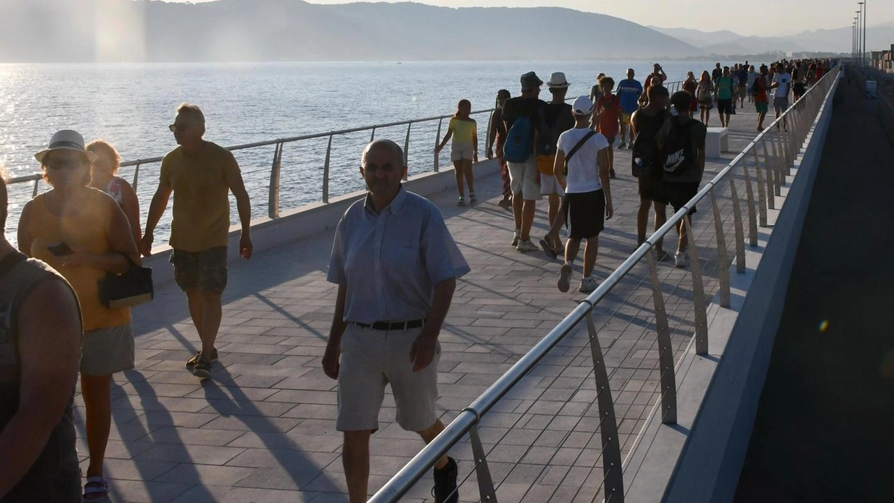 La passeggiata sul porto di Marina amata dai carraresi e frequentata da adulti e bambini, sportivi e atleti sarà vietata ai monopattini elettrici