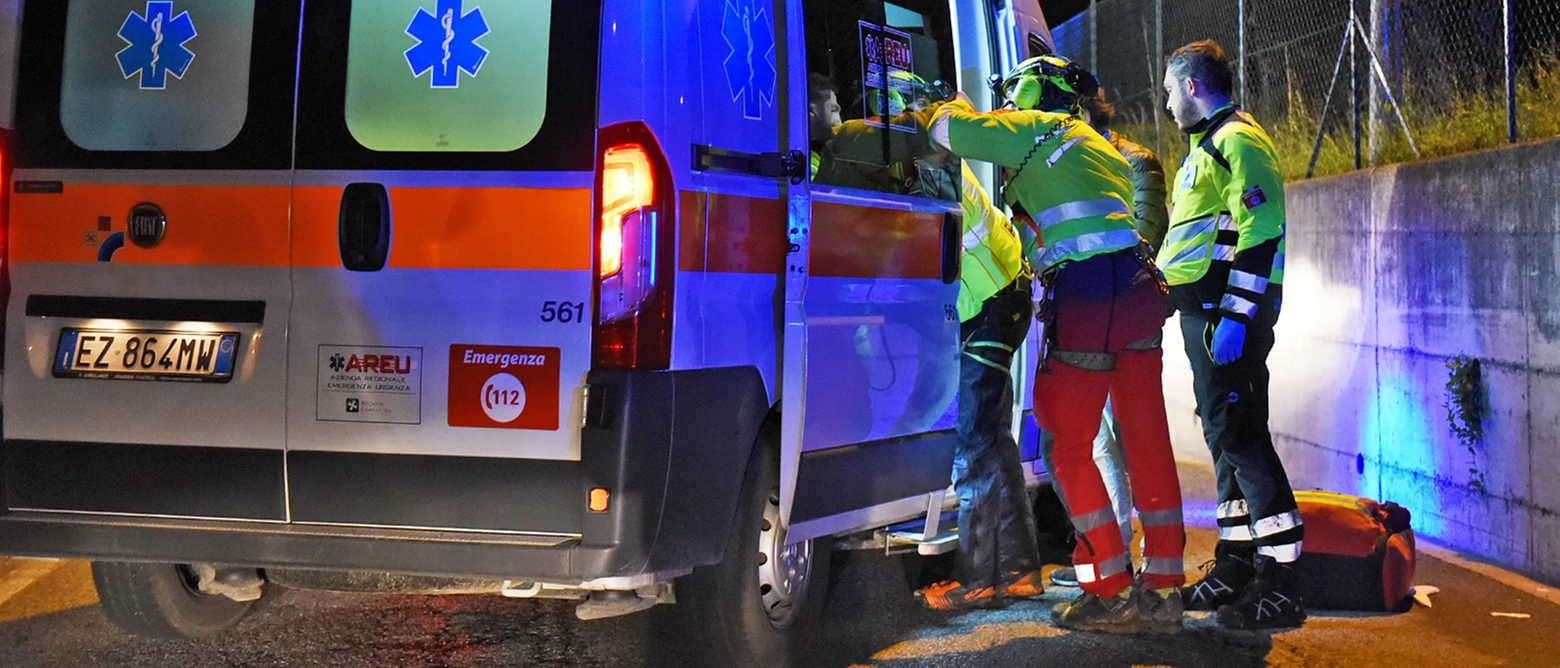 È successo nel tardo pomeriggio a Levane, in provincia di Arezzo. Il 37enne e il minore sono stati trasportati al pronto soccorso della Gruccia