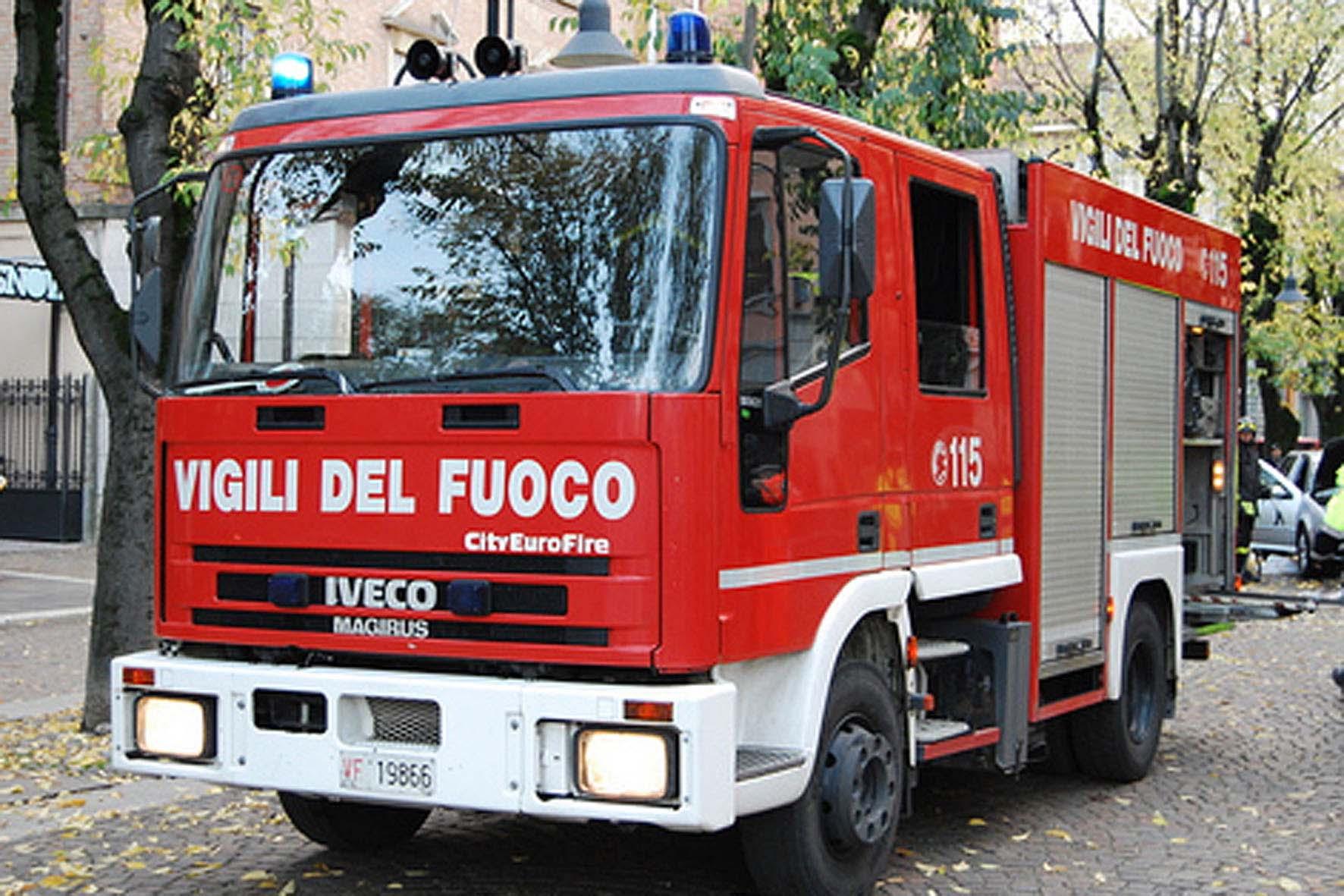 https://www.lanazione.it/image-service/view/acePublic/alias/contentid/NGYwYzk3M2QtNzM1Zi00/0/in-azione-a-nerviano-i-vigili-del-fuoco.jpeg