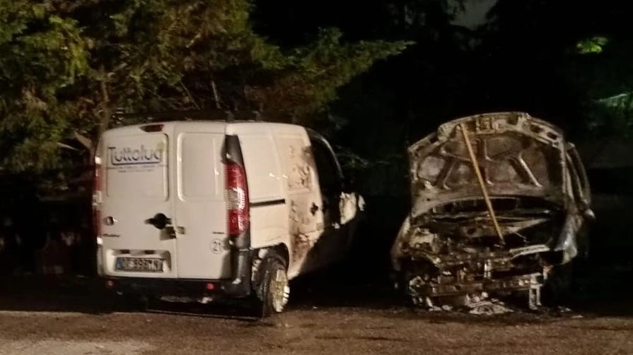 Le auto andate a fuoco nella notte fra domenica e lunedì in un parcheggio di un condominio di case popolari in viale Galilei