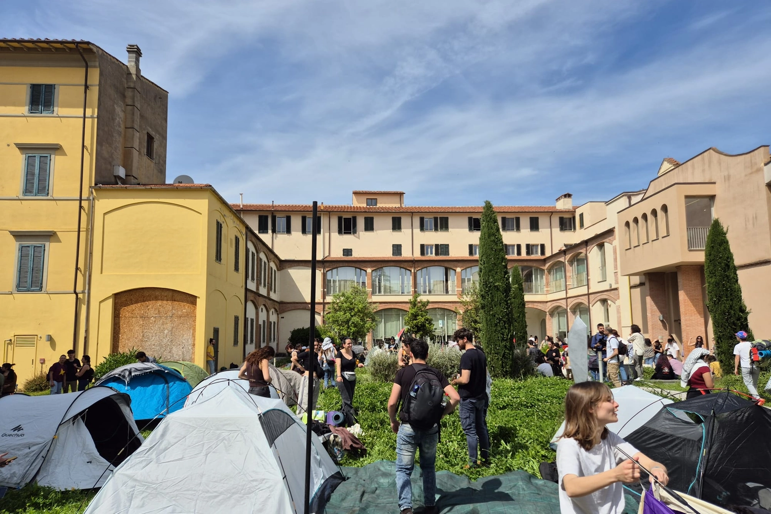 Le tende davanti alla biblioteca del Centro Linguistico Interdipartimentale dell'Università di Pisa (Foto Del Punta /Valtriani)