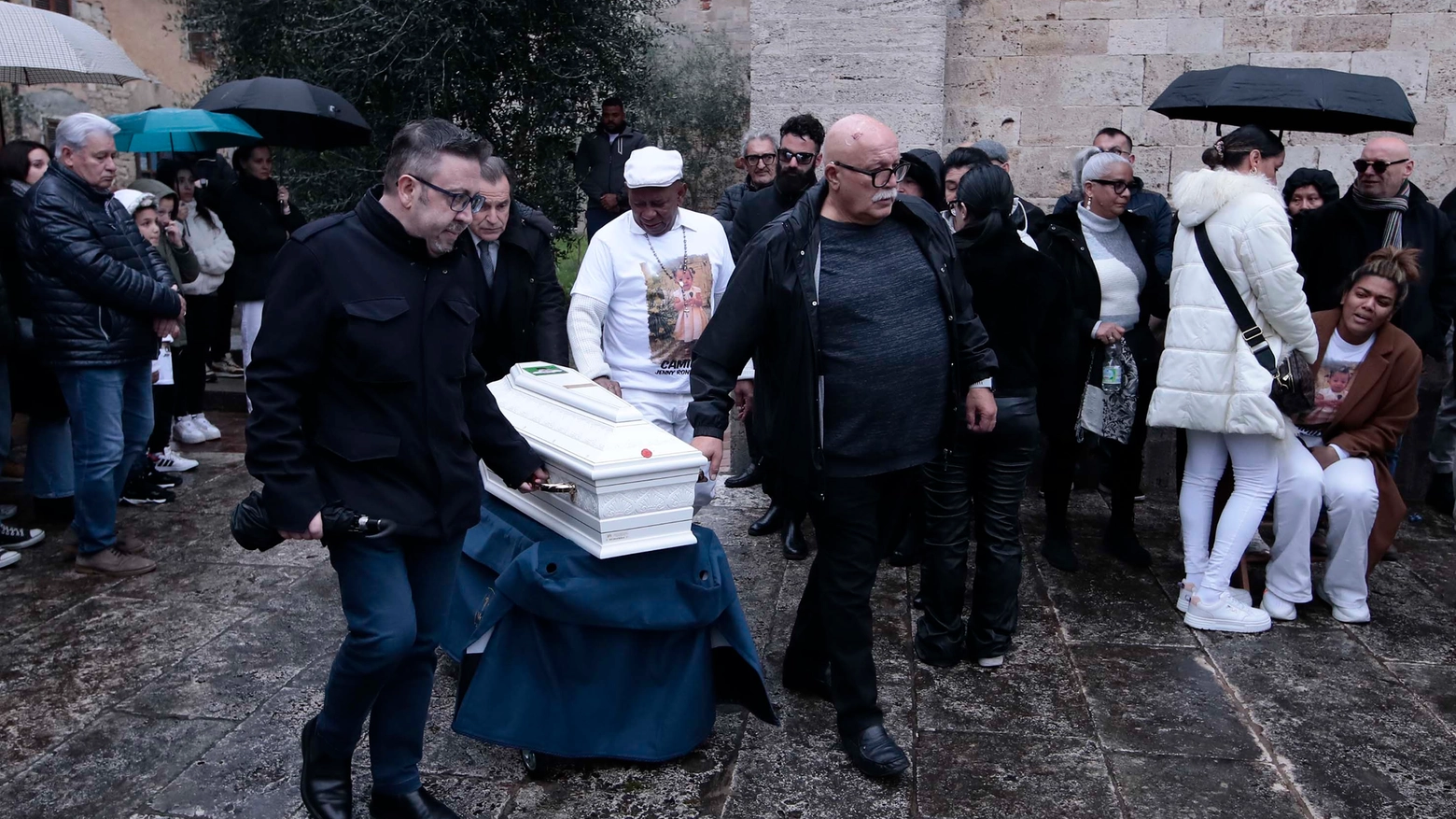 Strazio ai funerali della piccola Camilla (Foto Lazzeroni)