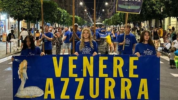 I borgatari della Venere Azzurra impegnati lo scorso agosto nella sfilata del venerdì sera. Da mesi è in atto un braccio di ferro con il Comune sui locali