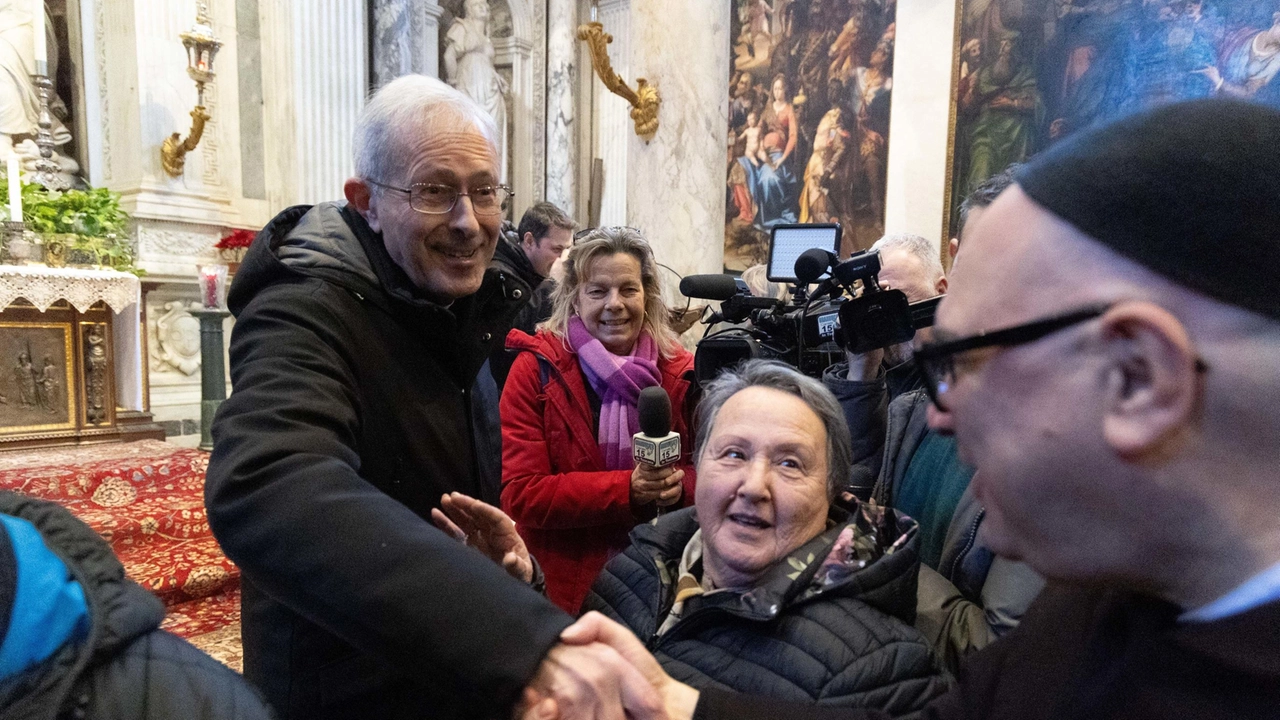 Monsignor Giovanni Paolo Benotto dopo aver dato l’annuncio in Cattedrale, letteralmente travolto dall’affetto sincero dei fedeli