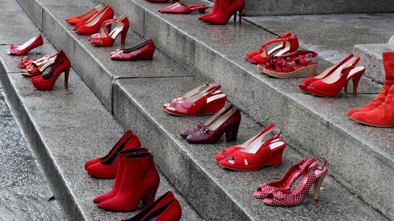 Le scarpe rosse sono diventate il simbolo della violenza sulle donne Sempre più spesso si celebrano processi nel nostro tribunale. per questo reato