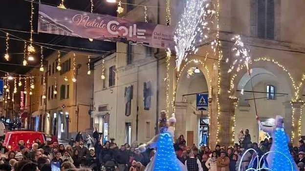 Natale a Colle, artisti da tutta Italia: "La città connessa con il mondo". Magico spettacolo delle luminarie