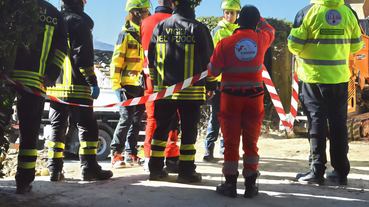 Il personale di soccorso sul luogo dell’incidente, il cantiere di via Buozzi