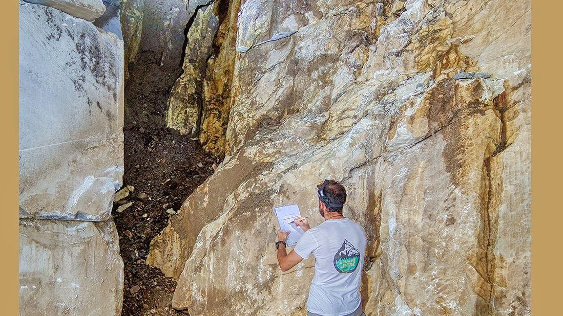 Un ambientalista dell’associazione Apuane Libere in una cava