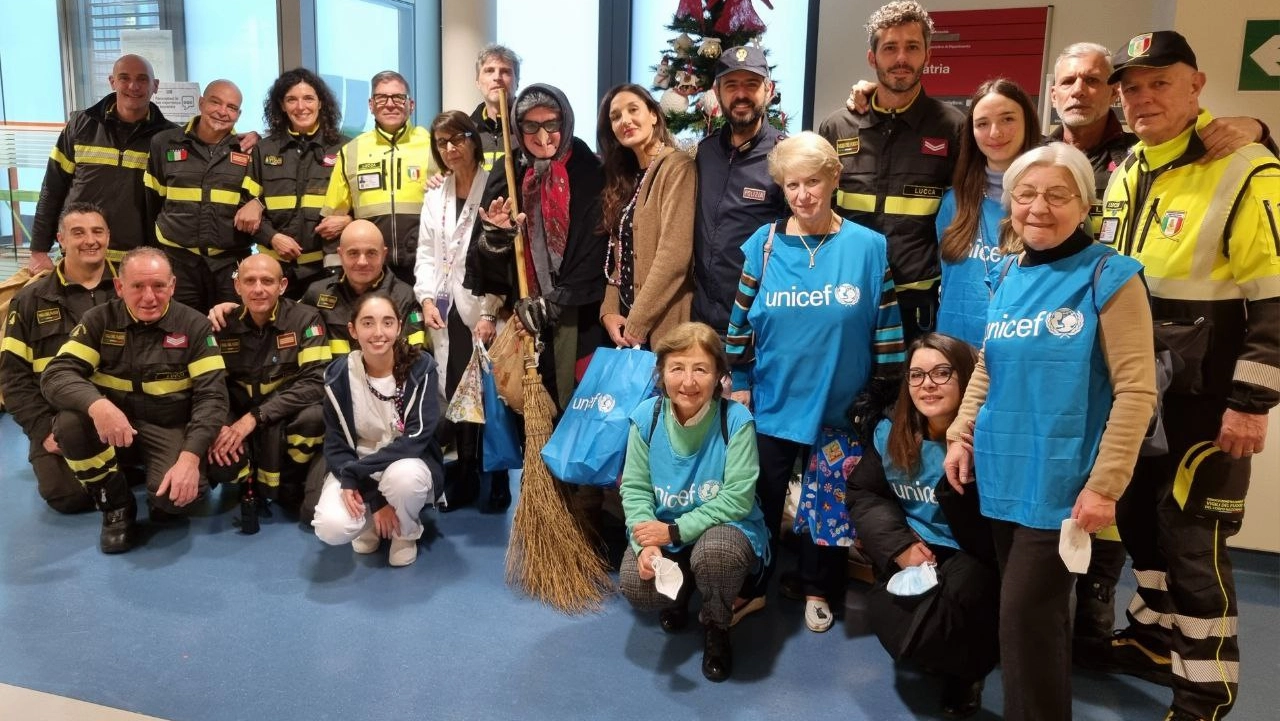 La Befana dei vigili del fuoco, con la polizia e con i rappresentanti dell’Unicef