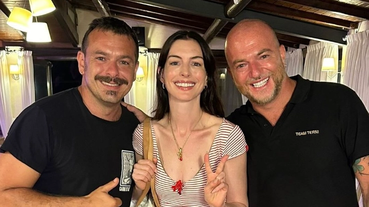 Anne Hathaway in Maremma: qui è ritratta con i fratelli Luca e Nicola Terni, gestori della Locanda di Ansedonia Grigl'io
