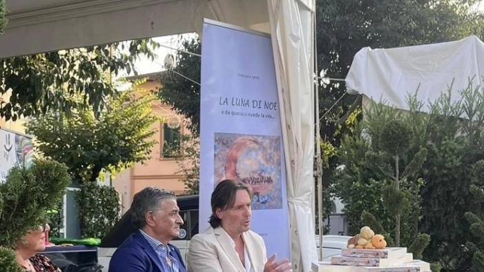 Emiliano Caponi, scrittore e pittore montecatinese, presenterà il suo libro "La luna di Noè" in un evento benefico a Montecatini. La storia personale di lotta contro il linfoma raccontata con speranza e positività.