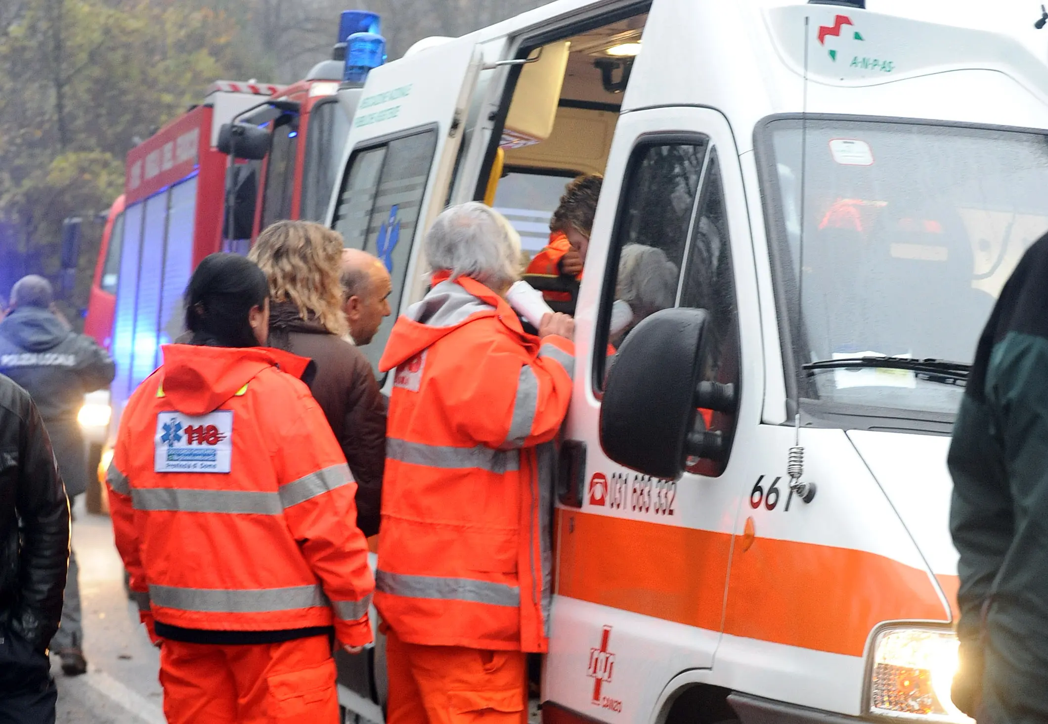 Auto in fiamme dopo la caduta nel dirupo, morto il conducente