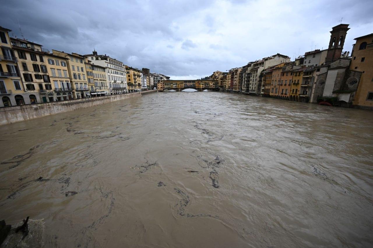 https://www.lanazione.it/image-service/view/acePublic/alias/contentid/NTAxNzljZDktNGUzYS00/0/maltempo-arno-al-secondo-livello-di-guardia-a-ponte-a-signa-e-montelupo.jpeg