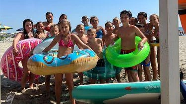 A Viareggio si sono svolte le "Ciambelliadi", Olimpiadi delle Ciambelle con la partecipazione di bambini in una divertente competizione sulla spiaggia. Un evento che promuove il divertimento e la partecipazione senza competizione.