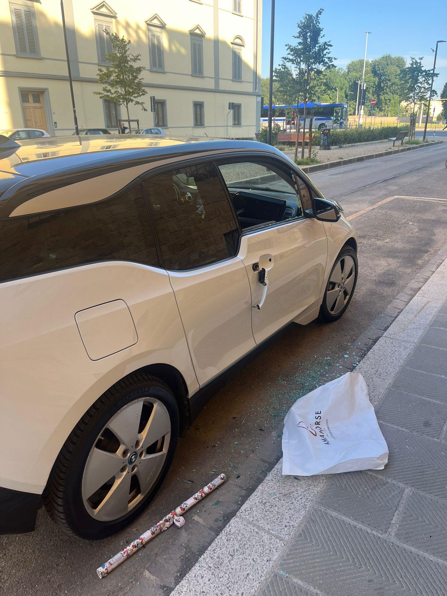Vandali di nuovo in azione: quindici auto devastate tra Borgo Ognissanti e Corso Italia