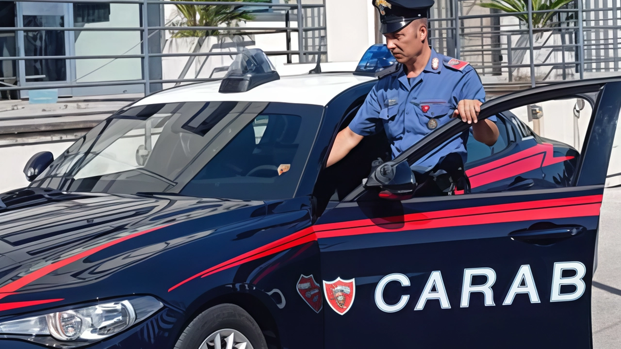 A Civitella, una titolare di un negozio ha impedito un furto di sigarette bloccando i ladri che stavano tentando di caricarle sull'auto. I carabinieri stanno indagando per identificarli tramite le telecamere della zona.