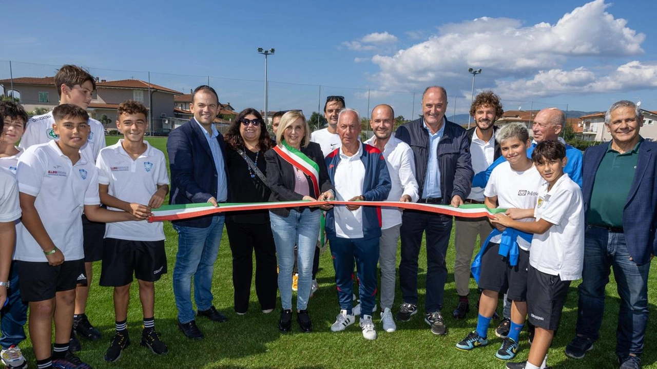 Il taglio del nastro del nuovo campo de La Palagina (Goiorani)