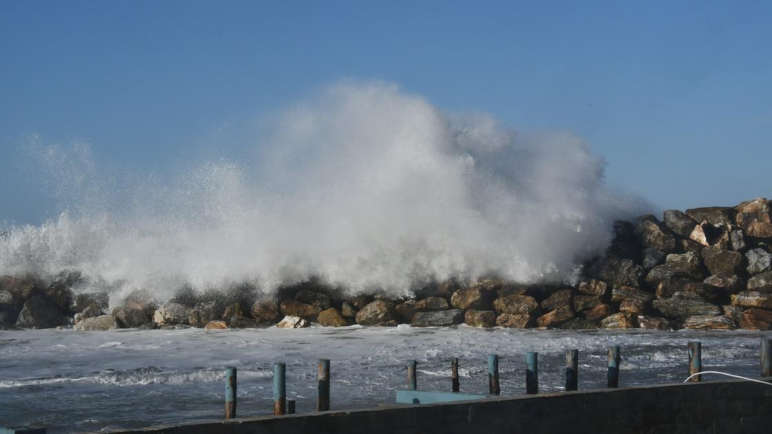 Maltempo Toscana, l’allerta mareggiate sale ad arancione