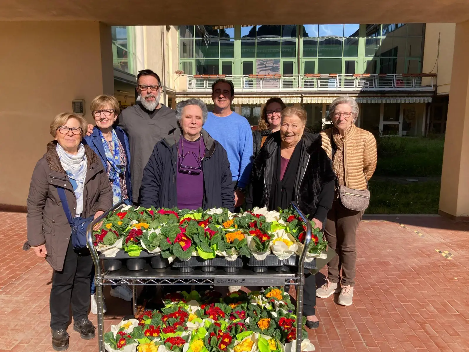 Fiori per le dolci ospiti delle Rsa. L’omaggio alle donne è di Spi Cgil