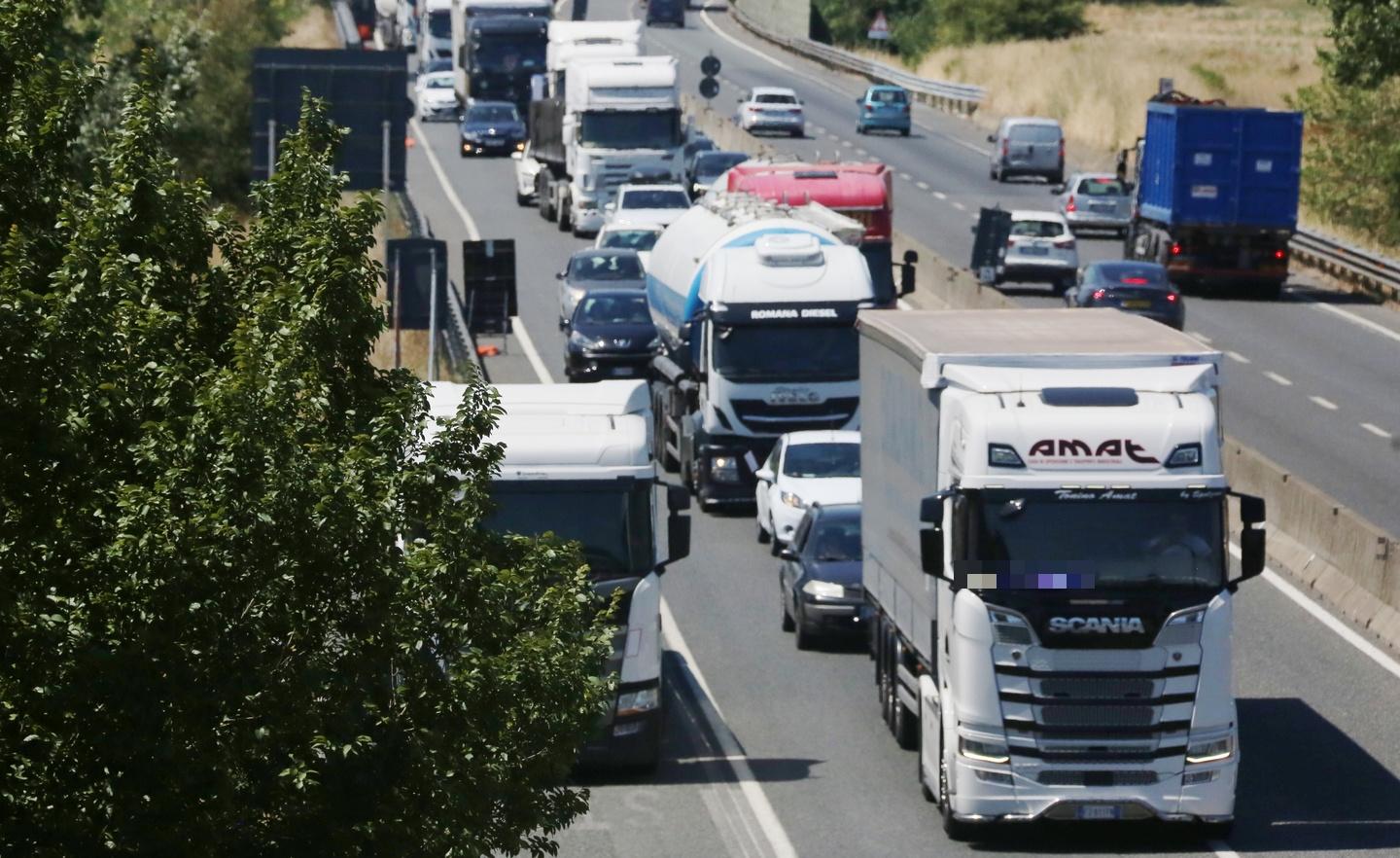 Fi-Pi-Li: un incubo senza fine. Due incidenti in direzione mare. Traffico in tilt