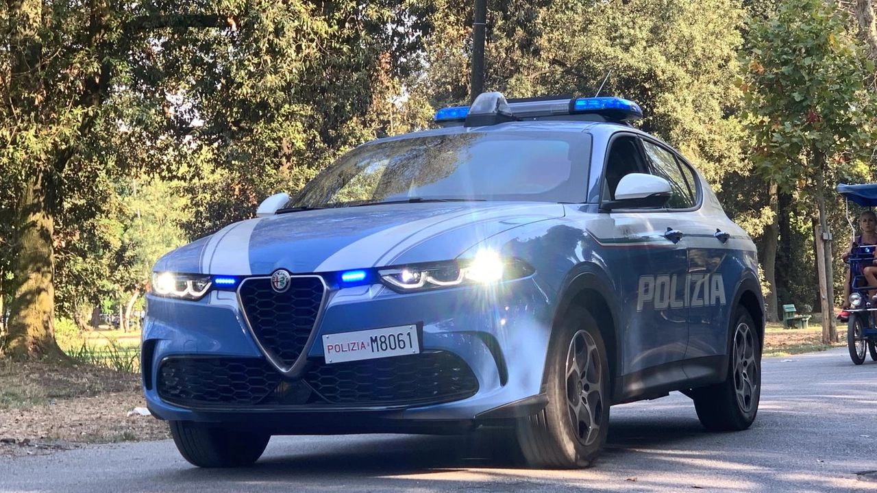 Una Volante della Polizia di Stato impegnata nei controlli a Viareggio