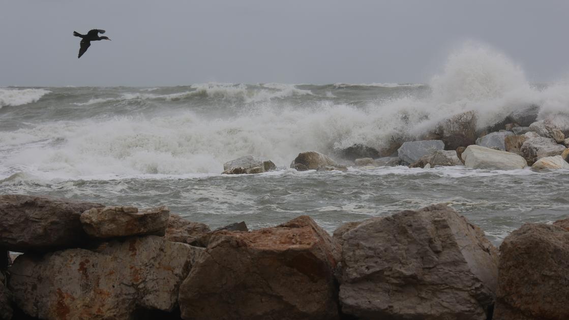 Maltempo, sassi in strada e allagamenti a Marina di Pisa