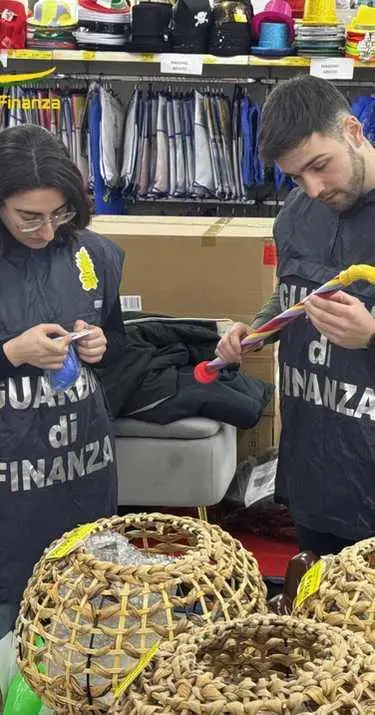 La Finanza sequestra 10.000 oggetti di carnevale