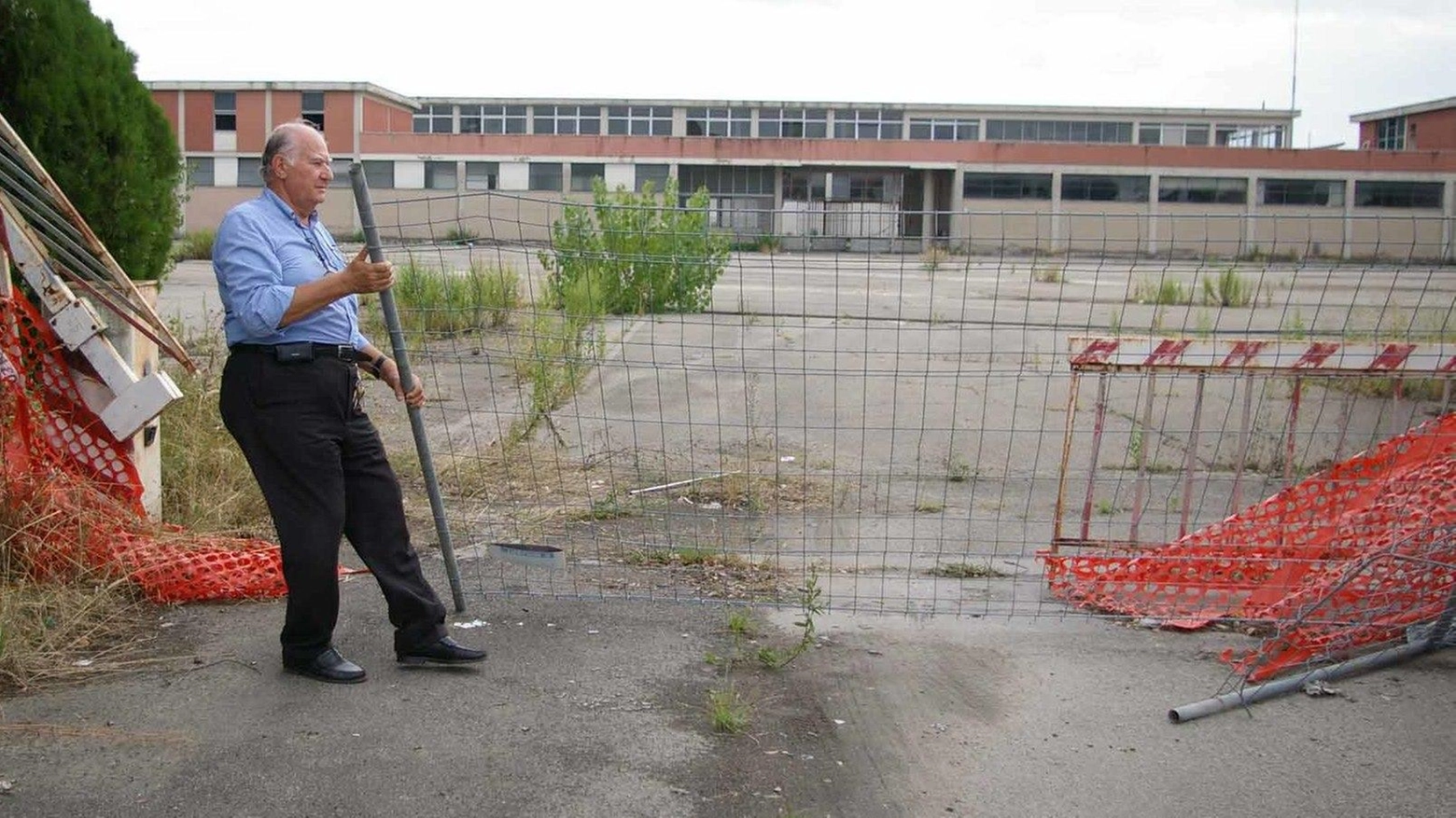 Paura all’ex Lebole. Getta alcol sul fuoco e si ustiona gravemente. La corsa in ospedale