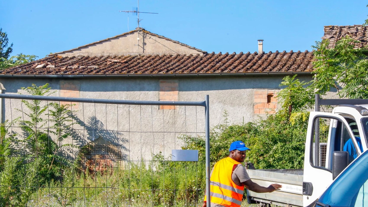 Gli operai durante le operazioni di montaggio della nuova recinzione