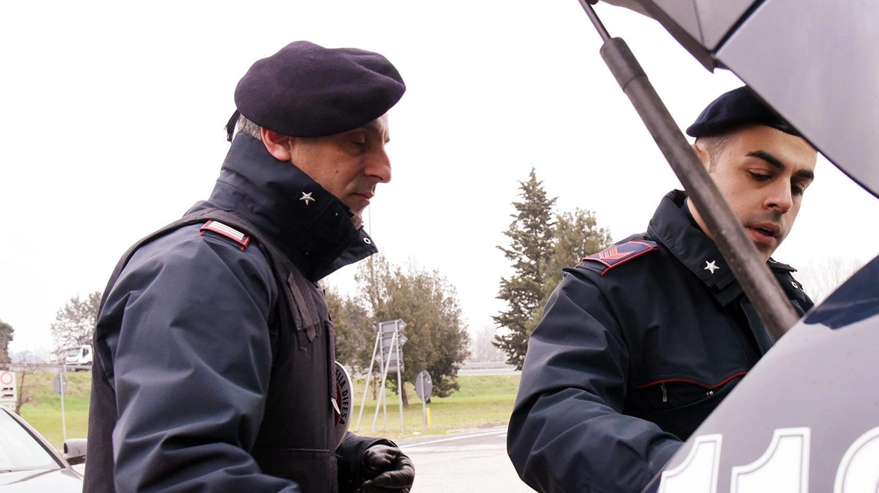 In auto con 15 grammi di cocaina, venti involucri termosaldati, nascosti in due involucri di plastica e pronti per essere...