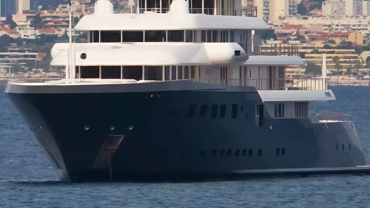 Un misterioso yacht da 150 milioni di dollari, con bandiera delle Isole Cayman, fa scalpore a Marina di Carrara. Si scopre appartenere a Teodoro Nguema Obiang Mangue, vicepresidente della Guinea Equatoriale. La nave, chiamata "Ice", offre lussuose comodità e attende lavori di manutenzione nei cantieri Admiral.