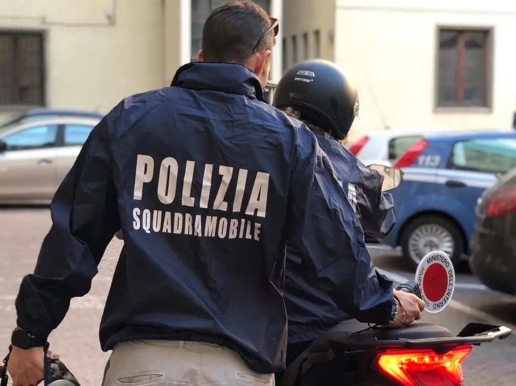 Blitz della polizia all’alba, presa la banda delle boutique di lusso. L’ultimo colpo da Hermes