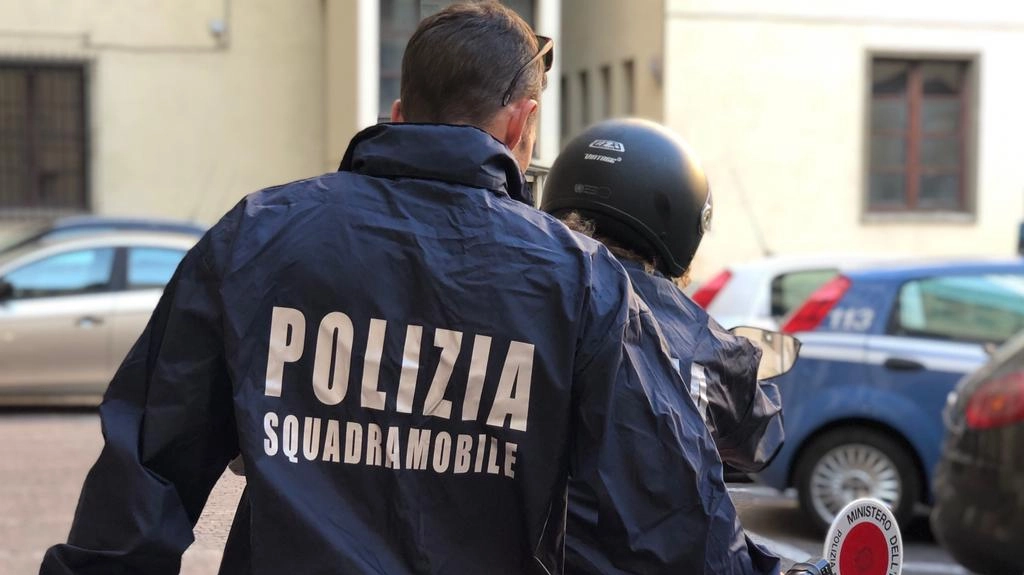 Blitz della polizia all’alba, presa la banda delle boutique di lusso. L’ultimo colpo da Hermes