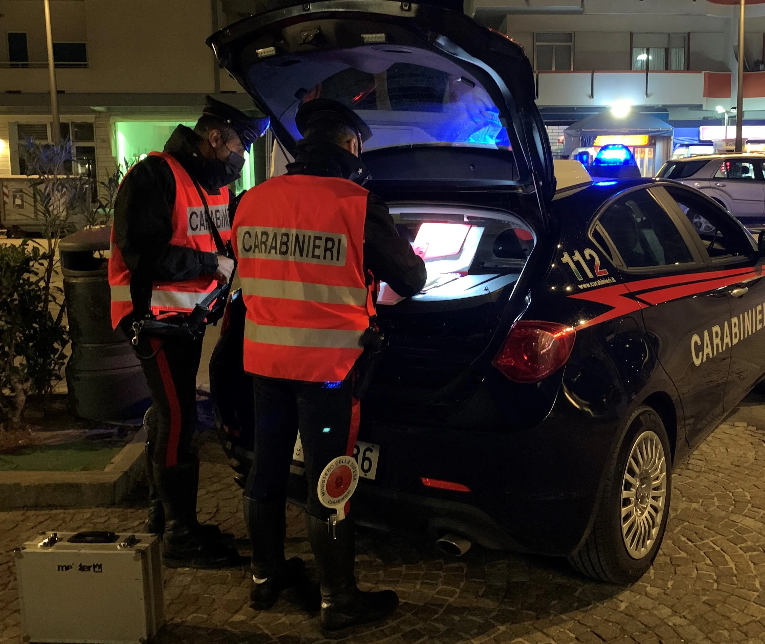 Il colpo nella boutique Soldaini. Ladri in fuga con abiti firmati e soldi: “Tutto in pochi minuti”