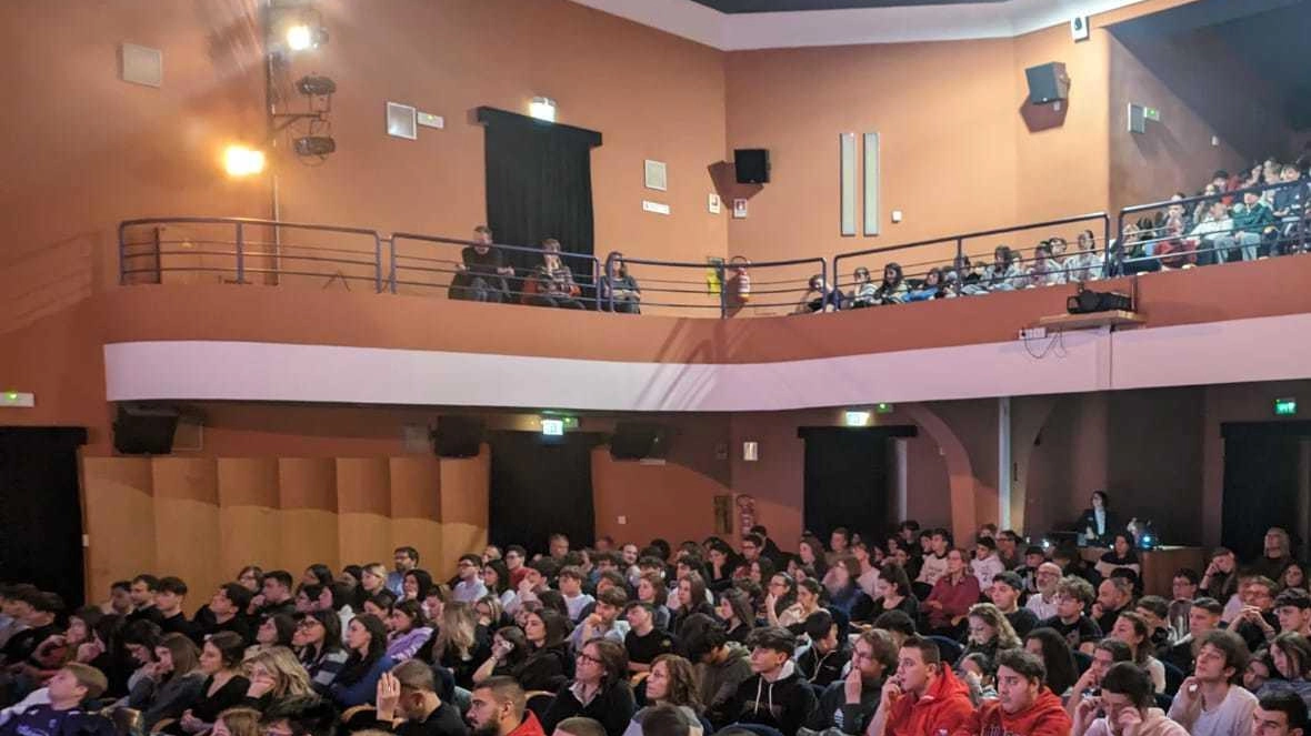 Le celebrazioni natalizie a Pistoia includono il "Concerto di Natale per Socialmente" al Piccolo Teatro Bolognini, organizzato dagli studenti del Liceo musicale Forteguerri. Il repertorio variegato comprende opere di Puccini, musica spagnola e canti natalizi. Evento gratuito, a cura dell'assessorato alle politiche di inclusione sociale e associazioni del progetto Socialmente. Per informazioni contattare AnzianInforma.