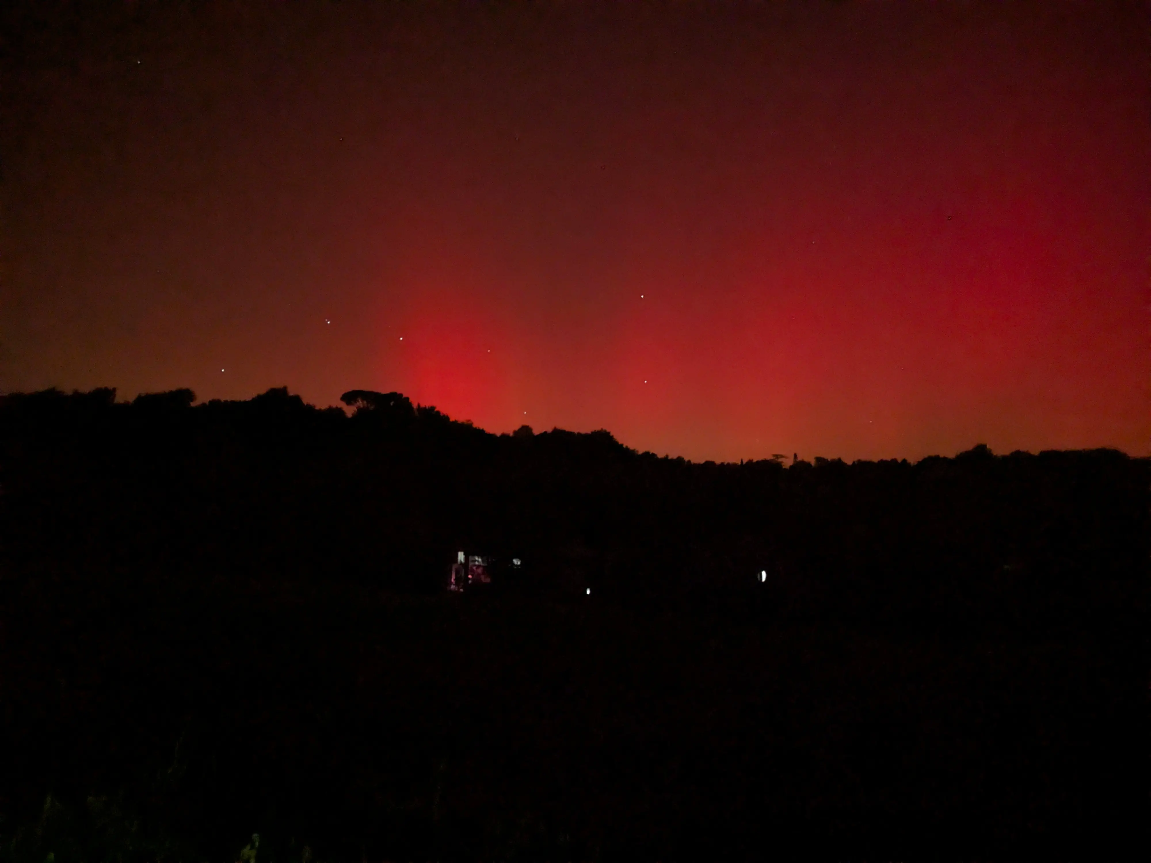 Aurora boreale, lo spettacolo nei cieli della Toscana. Le foto dei lettori