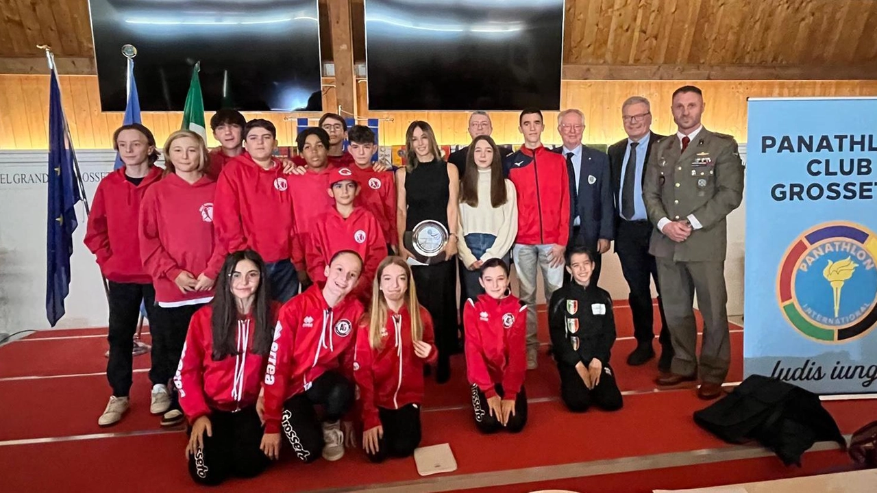 Il trofeo al giovane pallavolista Gabriele Spina. Che festa, consegnati i Premi Panathlon