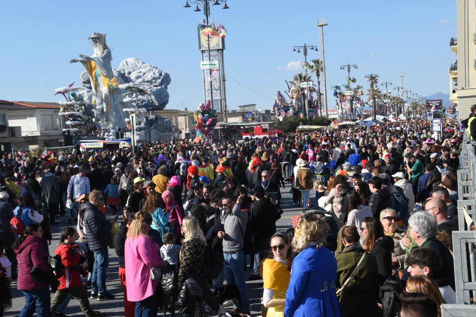 Il sole splende sul carnevale, pienone da tutto esaurito a Viareggio