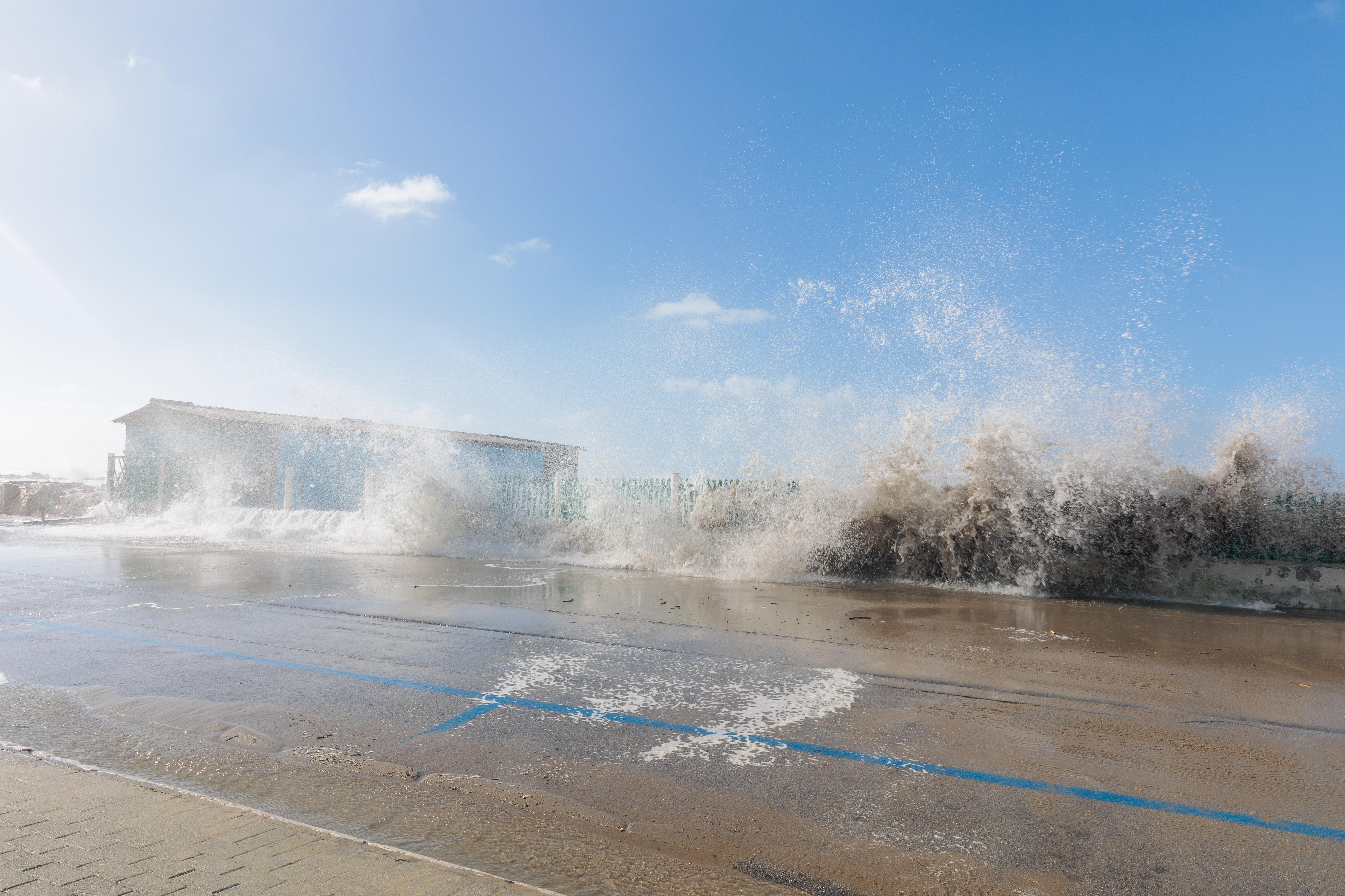 Meteo, allerta gialla per mareggiate sul litorale