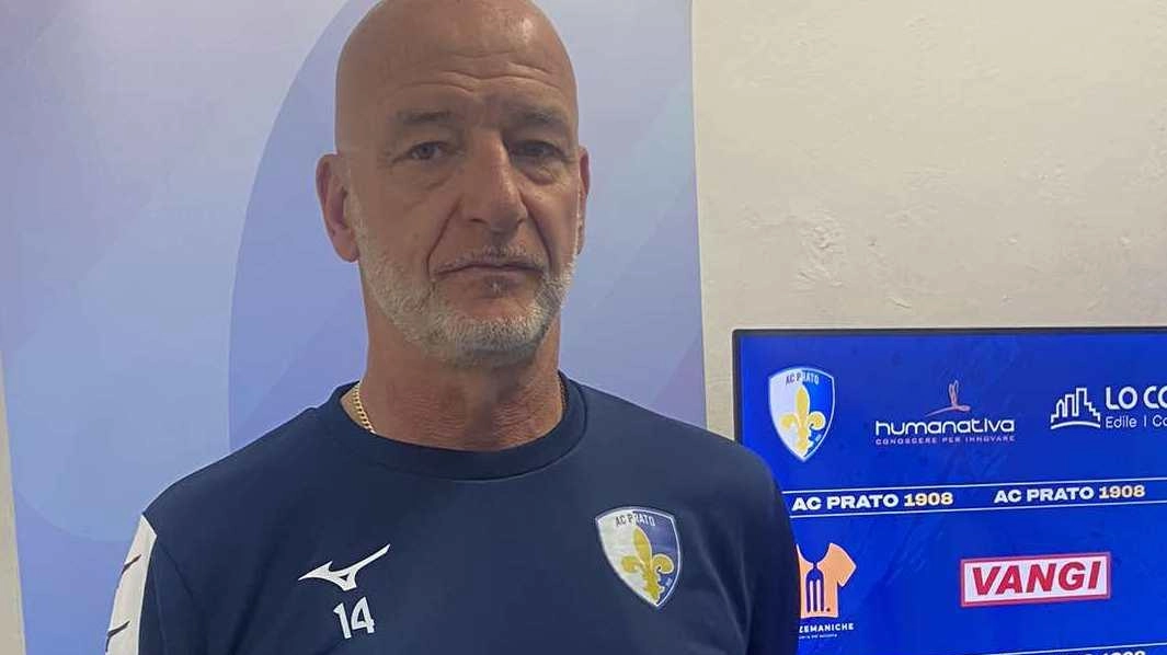 Il nuovo tecnico del Prato, Marco Mariotti. Era il mister dell’Albenga A sinistra, una partita della squadra contro il Tuttocuoio