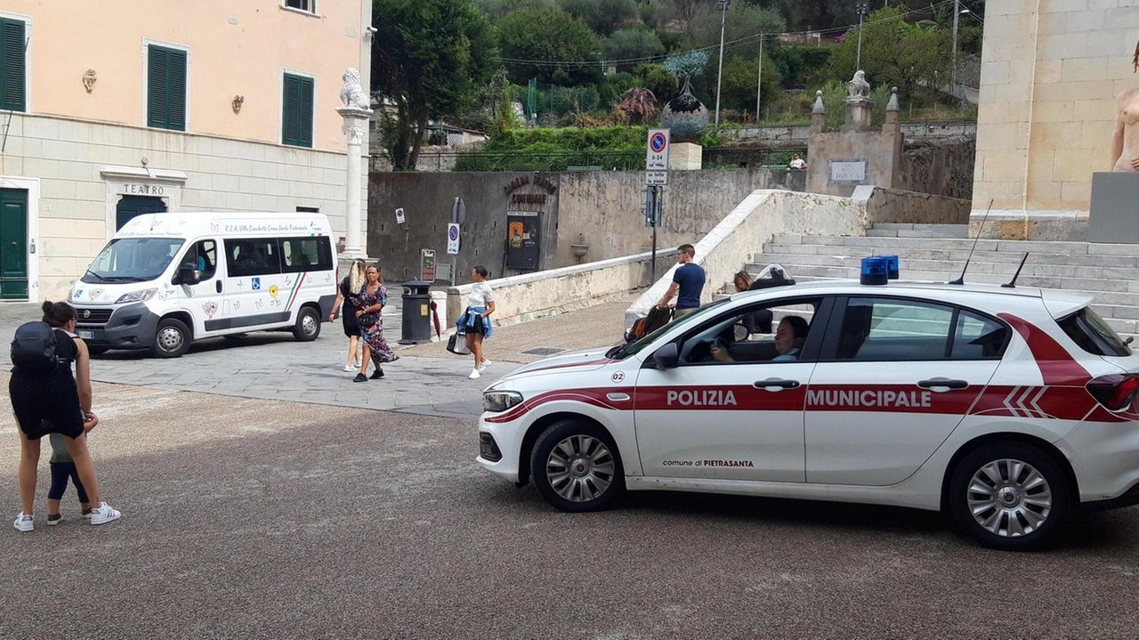 Una pattuglia della polizia municipale in servizio nel centro storico: l’organico del comando di via Marconi sta per essere potenziato con. nuovi agenti