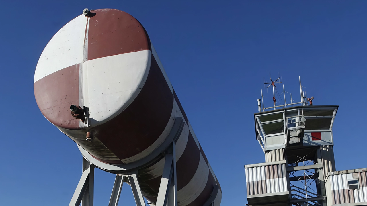 Il documento dei contrari al rilancio dello scalo aeroportuale. Dai problemi sul fronte della "sicurezza al declassamento di Grosseto". "Con la gestione affidata a Enac servizi, i privati non possono investire".